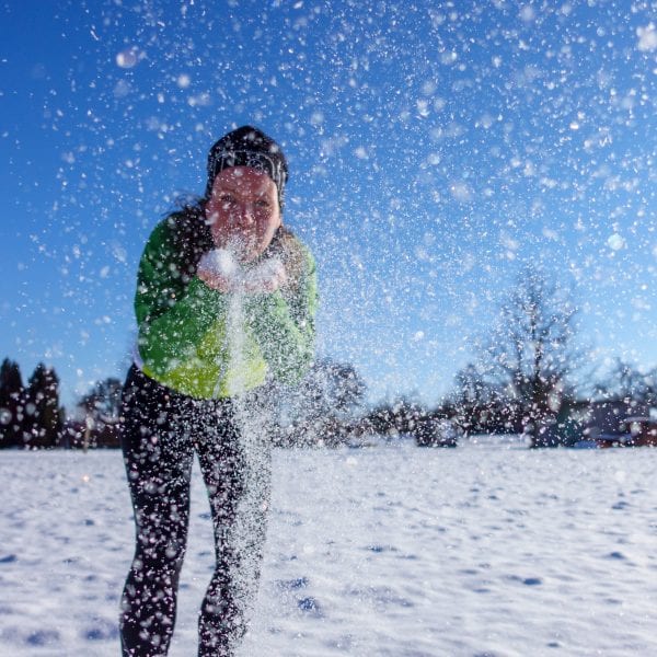 Läufer im Winter mit Mütze